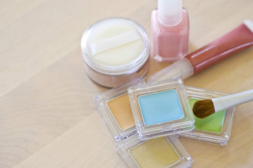 无人,横图,俯视,室内,特写,白天,化妆,美容,静物,许多,护肤,装饰,粉饼,粉红,指甲油,唇刷,粉色,黄色,红色,蓝色,绿色,唇彩,粉扑,粉刷,化妆品,化妆刷,保养,享受,休闲,放松,摄影,影棚,华丽,修饰,点缀,子,养颜,衬托,美观,雅致,雅观,彩图,高角度拍摄,影棚拍摄,拍摄