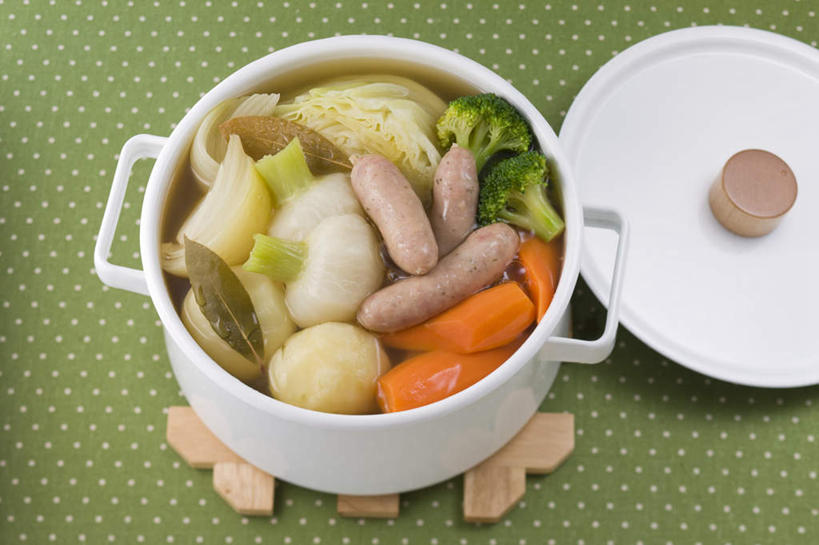 无人,餐厅,横图,俯视,室内,特写,白天,烹饪,餐桌,桌子,萝卜,胡萝卜,蔬菜,蒜,椰菜,卷心菜,餐具,一堆,许多,堆叠,堆积,炖锅,盖子,花菜,花椰菜,西兰花,汤,日本料理,料理,食品,芜菁,锅盖,锅,火锅,菜肴,美食,食物,日式料理,日式,佳肴,餐台,烤肠,堆,日式火锅,蔓菁,盘菜,大头芥,进餐用具,烹调用具,结球甘蓝,红萝卜,甘荀,甘兰,大蒜,包心菜,彩图,高角度拍摄,餐馆,饭店,饭馆