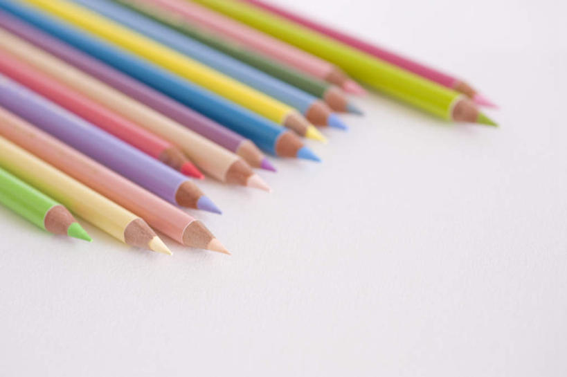 无人,横图,俯视,彩色,室内,特写,白天,白色背景,静物,一排,许多,整齐,蜡笔,排列,黄色,红色,蓝色,绿色,紫色,画笔,彩笔,摄影,影棚,队列,彩图,高角度拍摄,影棚拍摄,拍摄