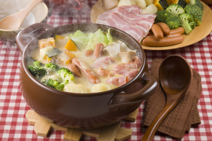 无人,餐厅,横图,俯视,室内,特写,白天,烹饪,雾,餐桌,桌子,南瓜,土豆,椰菜,卷心菜,餐具,一堆,许多,堆叠,堆积,沸腾,蒸汽,碟子,炖锅,盘,勺子,金瓜,花菜,花椰菜,西兰花,肉,汤,日本料理,料理,食品,水蒸气,锅,火锅,菜肴,美食,肉类,番瓜,食物,盘子,调羹,碟,汤匙,碗,日式料理,日式,佳肴,餐台,烤肠,堆,麦瓜,倭瓜,肉食,蒸发,日式火锅,进餐用具,烹调用具,芋艿,洋芋,山药蛋,马铃薯,结球甘蓝,甘兰,包心菜,彩图,高角度拍摄,餐馆,饭店,饭馆