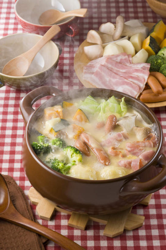 无人,餐厅,竖图,俯视,室内,特写,白天,烹饪,雾,餐桌,桌子,南瓜,土豆,椰菜,卷心菜,餐具,一堆,许多,堆叠,堆积,沸腾,蒸汽,碟子,炖锅,盘,勺子,金瓜,花菜,花椰菜,西兰花,肉,汤,日本料理,料理,食品,水蒸气,锅,火锅,菜肴,美食,肉类,番瓜,食物,盘子,调羹,碟,汤匙,碗,日式料理,日式,佳肴,餐台,烤肠,堆,麦瓜,倭瓜,肉食,蒸发,日式火锅,进餐用具,烹调用具,芋艿,洋芋,山药蛋,马铃薯,结球甘蓝,甘兰,包心菜,彩图,高角度拍摄,餐馆,饭店,饭馆