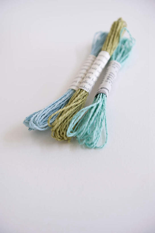 无人,竖图,俯视,室内,特写,白天,白色背景,桌面,桌子,静物,三根,蓝色,绿色,绳子,纸制品,摄影,影棚,捆绑,绳索,彩图,高角度拍摄,影棚拍摄,拍摄