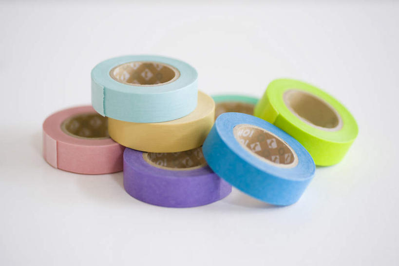 无人,横图,俯视,室内,特写,白天,白色背景,桌面,桌子,静物,一堆,许多,堆叠,堆积,粉红,粉色,黄色,蓝色,绿色,紫色,摄影,影棚,堆,胶带,彩图,高角度拍摄,影棚拍摄,拍摄