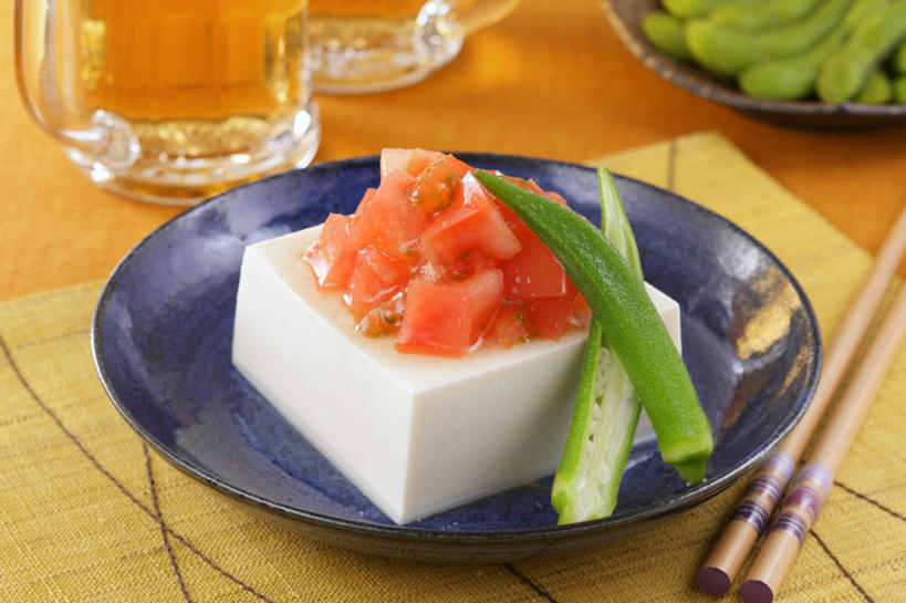 豆腐,啤酒,无人,餐厅,横图,俯视,室内,特写,白天,烹饪,餐桌,筷子,桌子,西红柿,杯子,餐具,一堆,一块,许多,切开,堆叠,堆积,碟子,盘,毛豆,秋葵,日本料理,料理,食品,切块,豆荚,菜肴,美食,玻璃制品,酒,食物,白色,盘子,酒杯,啤酒杯,碟,日式料理,切,日式,佳肴,餐台,堆,豆制品,剖面,切面,玻璃杯,进餐用具,烹调用具,番茄,彩图,高角度拍摄,餐馆,饭店,饭馆