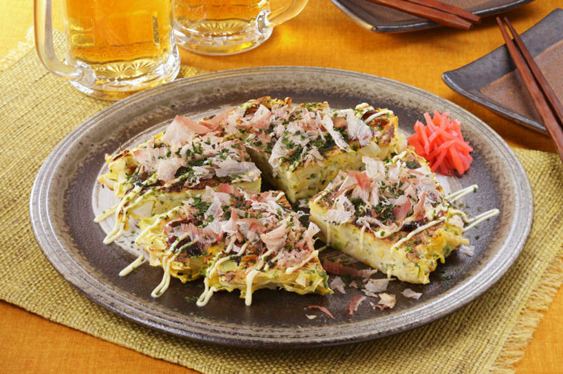 点心,啤酒,无人,餐厅,横图,俯视,室内,特写,白天,烹饪,餐桌,筷子,桌子,杯子,餐具,切开,碟子,盘,酱料,酱汁,日本料理,料理,食品,酱,饼,菜肴,美食,玻璃制品,酒,食物,糕点,盘子,酒杯,啤酒杯,碟,日式料理,切,日式,四块,佳肴,餐台,剖面,切面,日式烧饼,大阪烧,御好烧,玻璃杯,进餐用具,烹调用具,彩图,高角度拍摄,餐馆,饭店,饭馆