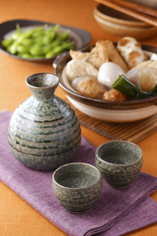 清酒,无人,餐厅,竖图,俯视,室内,特写,白天,烹饪,餐桌,筷子,桌子,萝卜,白萝卜,蔬菜,杯子,餐具,一堆,许多,堆叠,堆积,碟子,炖锅,盘,毛豆,芋头,蛋,海带,鸡蛋,日本料理,料理,食品,丸子,豆荚,锅,火锅,菜肴,美食,肉丸,酒,食物,盘子,酒杯,碟,日式料理,日式,佳肴,餐台,清酒杯,堆,日式火锅,鱼糕,进餐用具,烹调用具,芋艿,莱菔,彩图,高角度拍摄,餐馆,饭店,饭馆