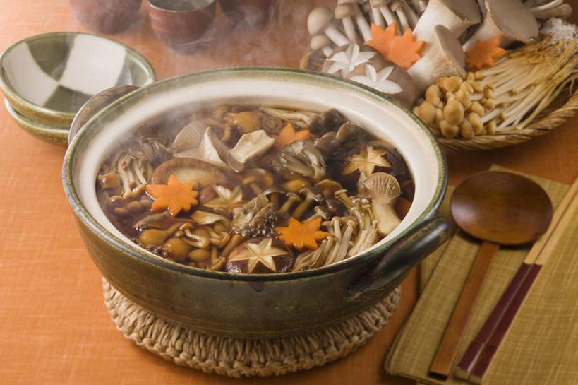 清酒,无人,餐厅,横图,俯视,室内,特写,白天,烹饪,雾,餐桌,筷子,桌子,萝卜,胡萝卜,杯子,餐具,一堆,许多,堆叠,堆积,沸腾,蒸汽,碟子,炖锅,盘,勺子,金针菇,菌菇,蘑菇,香菇,汤,日本料理,料理,食品,水蒸气,菌类,锅,火锅,菜肴,美食,酒,食物,盘子,酒杯,调羹,碟,汤匙,日式料理,日式,食用菌,佳肴,餐台,清酒杯,堆,蒸发,日式火锅,进餐用具,烹调用具,红萝卜,甘荀,彩图,高角度拍摄,餐馆,饭店,饭馆