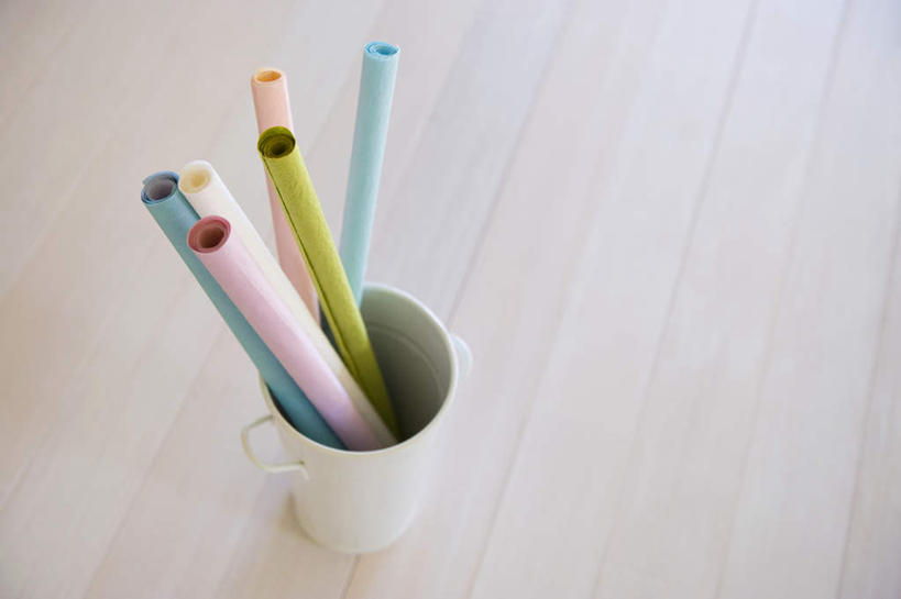 无人,横图,俯视,室内,特写,白天,白色背景,桌面,桌子,静物,杯子,许多,瓷器,纸,咖啡杯,陶瓷制品,黄色,红色,蓝色,绿色,彩纸,摄影,影棚,瓷杯,彩图,高角度拍摄,影棚拍摄,拍摄