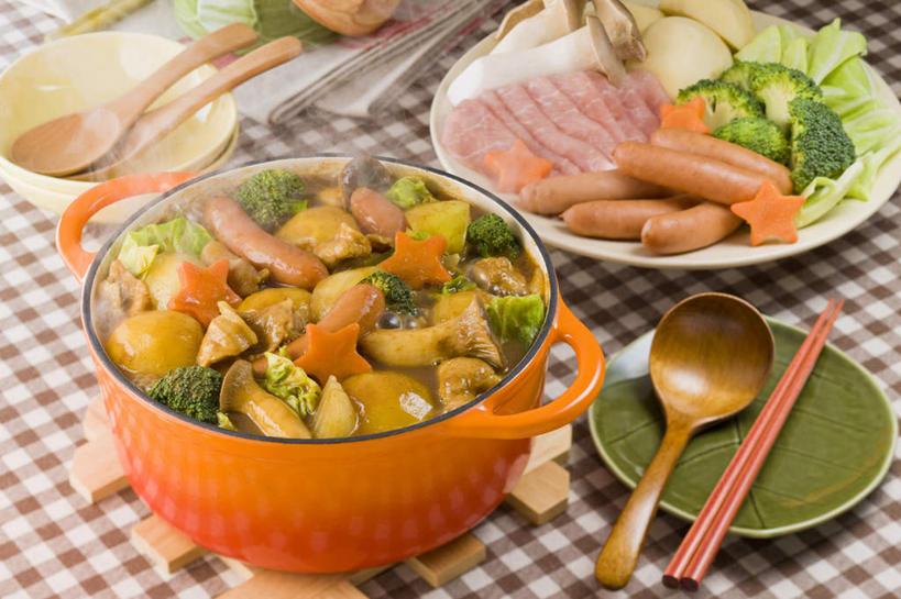 无人,餐厅,横图,俯视,室内,特写,白天,烹饪,餐桌,筷子,桌子,萝卜,胡萝卜,土豆,餐具,一堆,许多,堆叠,堆积,碟子,炖锅,盘,勺子,花菜,花椰菜,西兰花,肉,日本料理,料理,食品,锅,火锅,菜肴,美食,肉类,食物,盘子,调羹,碟,汤匙,碗,日式料理,日式,佳肴,餐台,烤肠,堆,肉食,日式火锅,进餐用具,烹调用具,芋艿,洋芋,山药蛋,马铃薯,红萝卜,甘荀,彩图,高角度拍摄,餐馆,饭店,饭馆