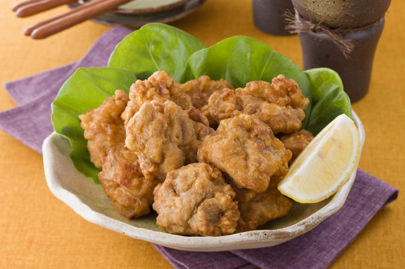 无人,餐厅,横图,俯视,室内,特写,白天,烹饪,餐桌,筷子,桌子,柠檬,杯子,餐具,水果,叶子,一堆,许多,切开,堆叠,堆积,装饰,碟子,盘,油炸食品,日本料理,料理,食品,绿叶,菜肴,美食,食物,盘子,水杯,碟,日式料理,切,日式,嫩叶,佳肴,餐台,堆,配菜,炸鸡,剖面,切面,叶,叶片,茶杯,进餐用具,烹调用具,益母果,柠果,彩图,高角度拍摄,餐馆,饭店,饭馆