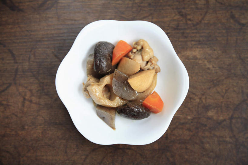 无人,餐厅,横图,俯视,室内,特写,白天,烹饪,餐桌,桌子,萝卜,胡萝卜,土豆,餐具,一堆,许多,切开,堆叠,堆积,碟子,盘,菌菇,香菇,日本料理,料理,食品,褐色,菌类,藕,菜肴,美食,桌布,食物,黄色,红色,盘子,碟,日式料理,切,日式,食用菌,佳肴,餐台,堆,剖面,切面,魔芋,进餐用具,烹调用具,芋艿,洋芋,山药蛋,马铃薯,红萝卜,甘荀,彩图,高角度拍摄,餐馆,饭店,饭馆