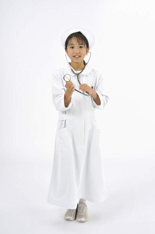 东方人,儿童,一个人,医生,护士,医院,站,笑,微笑,露齿笑,竖图,室内,白天,白色背景,正面,纯洁,帽子,亚洲,仅一个女性,仅一个人,握,拿,拿着,注视,黄种人,小孩,白色,听诊器,观察,看,站着,仅一个小孩,医护人员,医疗人员,可爱,童年,童趣,握着,摄影,影棚,观看,察看,医疗设备,护士帽,白衣天使,白大褂,关注,童真,烂漫,无邪,医疗机构,护士长,天真,女孩,女人,女性,亚洲人,孩子,大夫,站立,彩图,全身,影棚拍摄,拍摄,病院,诊所,女生