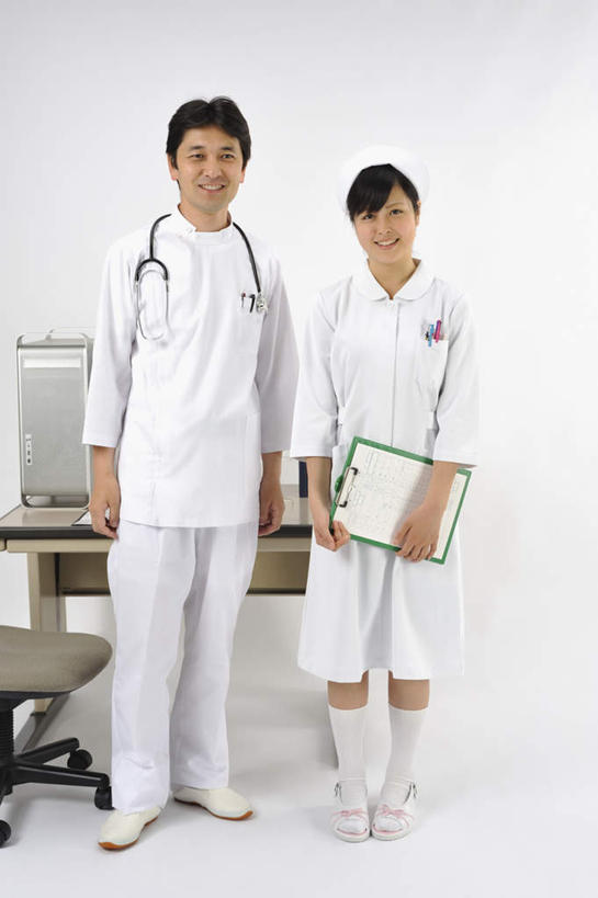 东方人,两个人,医生,护士,医院,站,笑,微笑,露齿笑,竖图,室内,白天,白色背景,正面,桌子,椅子,亚洲,握,办公桌,拿,拿着,注视,黄种人,白色,听诊器,观察,看,站着,医护人员,医疗人员,握着,摄影,影棚,观看,察看,医疗设备,白衣天使,白大褂,关注,记录板,记事板,医疗机构,护士长,男人,男性,年轻男性,年轻女性,女人,女性,亚洲人,大夫,站立,彩图,全身,影棚拍摄,拍摄,病院,诊所