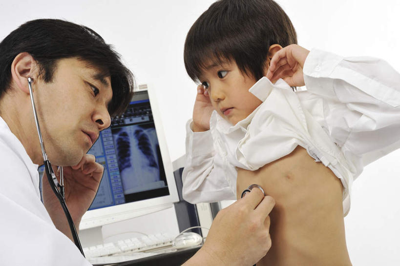 东方人,儿童,两个人,医生,护士,医院,站,坐,笑,微笑,横图,室内,白天,白色背景,正面,纯洁,亚洲,检查,注视,黄种人,小孩,白色,听诊器,观察,看,站着,医护人员,医疗人员,可爱,童年,童趣,治疗,摄影,影棚,观看,察看,医疗设备,白衣天使,白大褂,关注,童真,烂漫,无邪,医疗机构,护士长,天真,男孩,男人,男性,年轻男性,亚洲人,孩子,大夫,站立,坐着,半身,彩图,影棚拍摄,拍摄,病院,诊所,男生