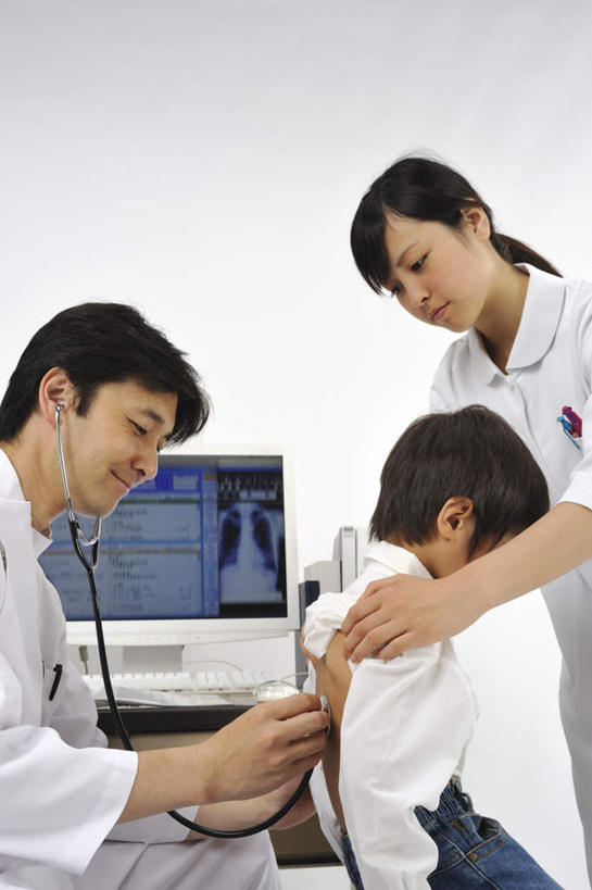 东方人,儿童,两个人,医生,护士,医院,站,坐,笑,微笑,露齿笑,竖图,室内,白天,白色背景,仰视,纯洁,显示器,仪器,亚洲,检查,屏幕,注视,黄种人,显示屏,小孩,白色,听诊器,观察,看,站着,医护人员,医疗人员,可爱,童年,童趣,治疗,摄影,影棚,观看,察看,医疗设备,白衣天使,白大褂,关注,童真,输出设备,烂漫,无邪,医疗机构,护士长,天真,男孩,男人,男性,年轻男性,年轻女性,女人,女性,亚洲人,孩子,大夫,站立,坐着,半身,彩图,低角度拍摄,影棚拍摄,拍摄,病院,诊所,男生