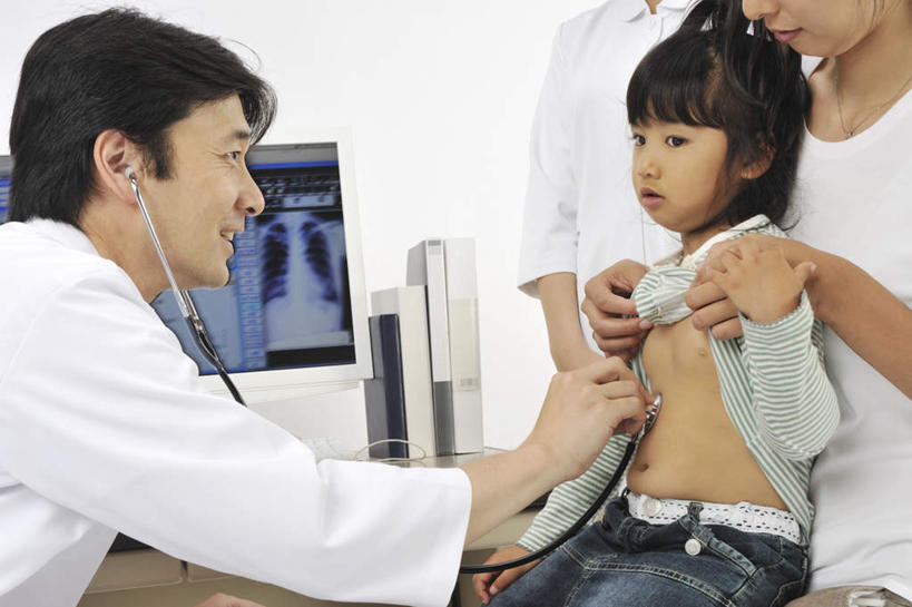 东方人,儿童,四个人,医生,护士,医院,站,坐,笑,微笑,露齿笑,横图,室内,白天,白色背景,正面,纯洁,显示器,仪器,亚洲,检查,屏幕,注视,黄种人,显示屏,小孩,白色,听诊器,观察,看,站着,医护人员,医疗人员,可爱,童年,童趣,治疗,摄影,影棚,观看,察看,医疗设备,白衣天使,白大褂,关注,童真,输出设备,烂漫,无邪,医疗机构,护士长,天真,男人,男性,年轻男性,年轻女性,女孩,女人,女性,亚洲人,孩子,大夫,站立,坐着,半身,彩图,影棚拍摄,拍摄,病院,诊所,女生