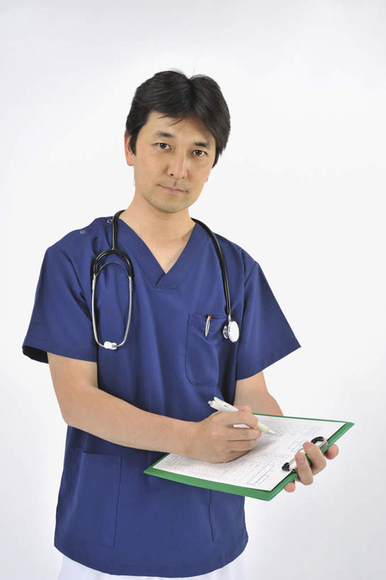 东方人,一个人,医生,医院,站,笑,微笑,露齿笑,竖图,室内,白天,白色背景,正面,亚洲,仅一个男性,仅一个人,写字,笔,注视,黄种人,仅一个年轻男性,蓝色,听诊器,观察,记录,看,站着,医护人员,医疗人员,摄影,影棚,观看,察看,医疗设备,白大褂,关注,记录板,记事板,医疗机构,男人,男性,年轻男性,亚洲人,大夫,站立,半身,彩图,影棚拍摄,拍摄,病院,诊所
