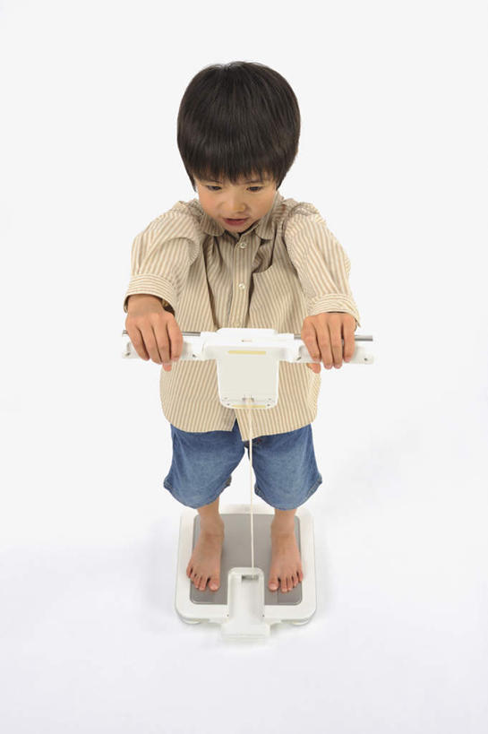 东方人,儿童,一个人,站,笑,微笑,露齿笑,竖图,俯视,室内,白天,白色背景,纯洁,仪器,亚洲,仅一个男性,仅一个人,拉扯,生活,注视,休闲装,黄种人,小孩,观察,看,站着,仅一个小孩,休闲,健康,赤脚,休闲服,可爱,童年,童趣,摄影,影棚,观看,察看,衡量,体重,拉着,关注,计量,童真,烂漫,无邪,衡器,健康秤,天真,男孩,男人,男性,亚洲人,孩子,秤,体重秤,站立,彩图,高角度拍摄,全身,影棚拍摄,拍摄,男生