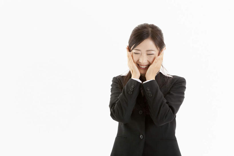 东方人,一个人,商务人士,商务女性,站,笑,微笑,露齿笑,横图,室内,白天,白色背景,正面,亚洲,仅一个年轻女性,仅一个女性,仅一个人,握,套装,拿,拿着,注视,黄种人,观察,看,站着,服务,握着,捂,遮,摄影,影棚,观看,察看,遮挡,关注,商务装,工薪阶层,遮盖,遮蔽,服务型行业,年轻女性,女人,女性,亚洲人,白领,上班族,站立,半身,彩图,影棚拍摄,拍摄