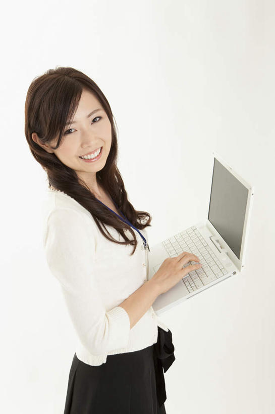 东方人,一个人,商务人士,商务女性,站,捧,笑,微笑,露齿笑,竖图,室内,白天,白色背景,正面,电脑,笔记本电脑,亚洲,仅一个年轻女性,仅一个女性,仅一个人,敲打,套装,网络,注视,黄种人,输入,通讯设备,打字,观察,看,站着,服务,摄影,影棚,观看,点击,敲击,察看,无线,关注,通信设备,商务装,无线网络,无线上网,便携式电脑,工薪阶层,服务型行业,按键,手提电脑,年轻女性,女人,女性,亚洲人,白领,上班族,端,端着,捧着,手捧,站立,半身,彩图,影棚拍摄,拍摄