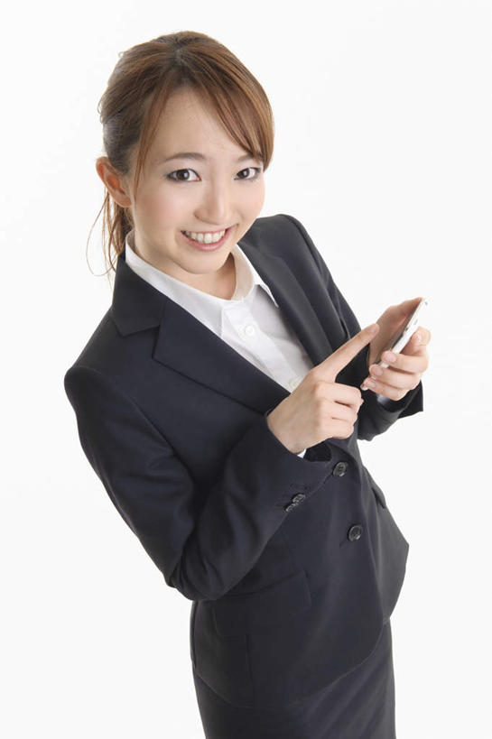 东方人,一个人,商务人士,商务女性,站,笑,打电话,微笑,露齿笑,竖图,俯视,室内,白天,白色背景,电话,手机,亚洲,仅一个年轻女性,仅一个女性,仅一个人,握,套装,拿,拿着,注视,黄种人,通讯设备,观察,看,站着,服务,握着,摄影,影棚,观看,察看,关注,商务装,工薪阶层,服务型行业,交流,年轻女性,女人,女性,亚洲人,白领,上班族,沟通,通话,站立,半身,彩图,高角度拍摄,影棚拍摄,拍摄
