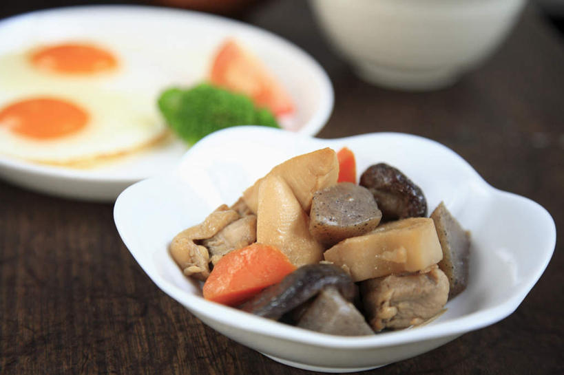 无人,餐厅,横图,俯视,室内,特写,白天,烹饪,餐桌,桌子,萝卜,胡萝卜,西红柿,餐具,一堆,许多,切开,堆叠,堆积,碟子,盘,花菜,花椰菜,菌菇,西兰花,香菇,荷包蛋,日本料理,料理,食品,切块,菌类,菜肴,美食,桌布,食物,盘子,碟,日式料理,切,日式,食用菌,佳肴,餐台,堆,剖面,切面,魔芋,进餐用具,烹调用具,红萝卜,甘荀,番茄,彩图,高角度拍摄,餐馆,饭店,饭馆