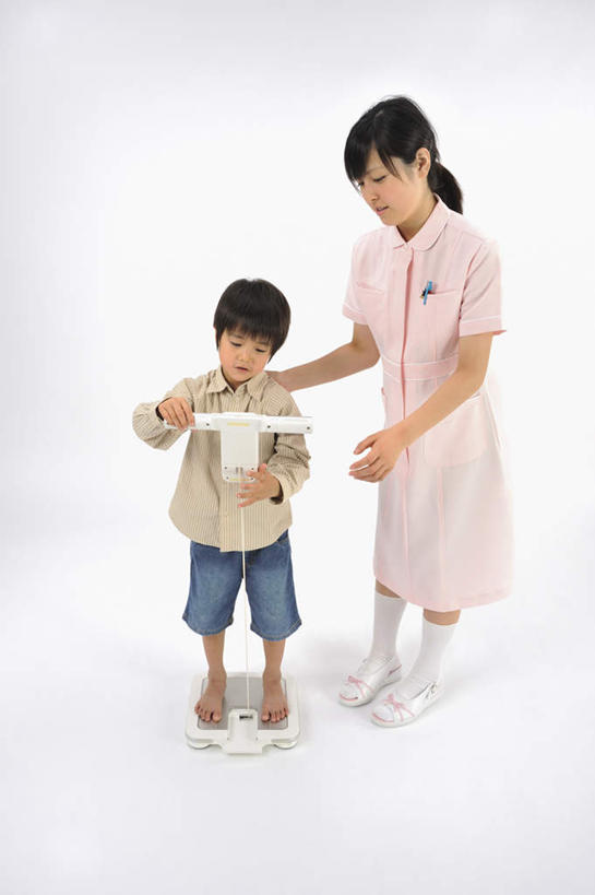 东方人,儿童,两个人,医生,护士,医院,站,笑,微笑,露齿笑,竖图,室内,白天,白色背景,正面,纯洁,亚洲,注视,黄种人,小孩,扶,观察,看,站着,医护人员,医疗人员,赤脚,可爱,童年,童趣,摄影,影棚,观看,察看,白衣天使,关注,童真,烂漫,无邪,医疗机构,护士长,天真,男孩,男人,男性,年轻女性,女人,女性,亚洲人,孩子,大夫,秤,体重秤,站立,彩图,全身,影棚拍摄,拍摄,病院,诊所,男生
