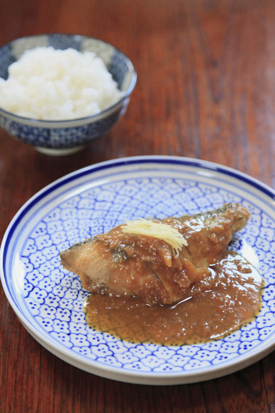 米饭,无人,餐厅,竖图,俯视,室内,特写,白天,烹饪,餐桌,桌子,姜,餐具,碟子,盘,调料,酱料,酱汁,肉,鱼肉,日本料理,料理,食品,饭,调味品,调味料,酱,菜肴,美食,肉类,食物,盘子,碟,日式料理,日式,佳肴,餐台,姜丝,五谷,鱼块,肉食,进餐用具,烹调用具,生姜,老姜,彩图,高角度拍摄,餐馆,饭店,饭馆