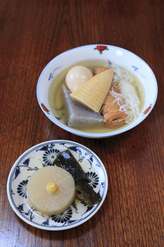 无人,餐厅,竖图,俯视,室内,特写,白天,烹饪,餐桌,桌子,萝卜,白萝卜,餐具,一堆,许多,堆叠,堆积,碟子,盘,蛋,海带,鸡蛋,汤,日本料理,料理,食品,卤蛋,菜肴,美食,食物,盘子,碟,日式料理,日式,佳肴,餐台,堆,鱼竹轮,草鸡蛋,鱼卷,魔芋,进餐用具,烹调用具,莱菔,彩图,高角度拍摄,餐馆,饭店,饭馆