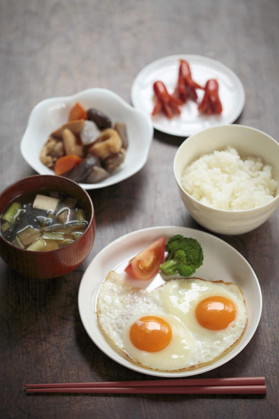 米饭,无人,餐厅,竖图,俯视,室内,特写,白天,烹饪,餐桌,筷子,桌子,萝卜,胡萝卜,西红柿,餐具,碟子,盘,花菜,花椰菜,菌菇,西兰花,香菇,荷包蛋,肉,汤,日本料理,味增汤,料理,食品,饭,菌类,菜肴,美食,肉类,桌布,食物,盘子,碟,日式料理,日式,食用菌,佳肴,餐台,烤肠,五谷,肉食,进餐用具,烹调用具,红萝卜,甘荀,番茄,彩图,高角度拍摄,餐馆,饭店,饭馆