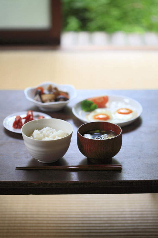 米饭,无人,餐厅,竖图,俯视,室内,特写,白天,烹饪,餐桌,筷子,桌子,萝卜,胡萝卜,西红柿,餐具,碟子,盘,花菜,花椰菜,菌菇,西兰花,香菇,荷包蛋,肉,汤,日本料理,味增汤,料理,食品,饭,菌类,菜肴,美食,肉类,桌布,食物,盘子,碟,日式料理,日式,食用菌,佳肴,餐台,烤肠,五谷,肉食,进餐用具,烹调用具,红萝卜,甘荀,番茄,彩图,高角度拍摄,餐馆,饭店,饭馆