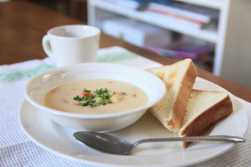 面包,无人,餐厅,横图,俯视,室内,特写,白天,烹饪,餐桌,桌子,蔬菜,杯子,餐具,切碎,瓷器,碟子,盘,勺子,葱,青葱,汤,日本料理,味增汤,料理,食品,咖啡杯,陶瓷制品,菜肴,美食,桌布,食物,盘子,调羹,碟,汤匙,日式料理,日式,佳肴,餐台,瓷杯,进餐用具,烹调用具,彩图,高角度拍摄,餐馆,饭店,饭馆