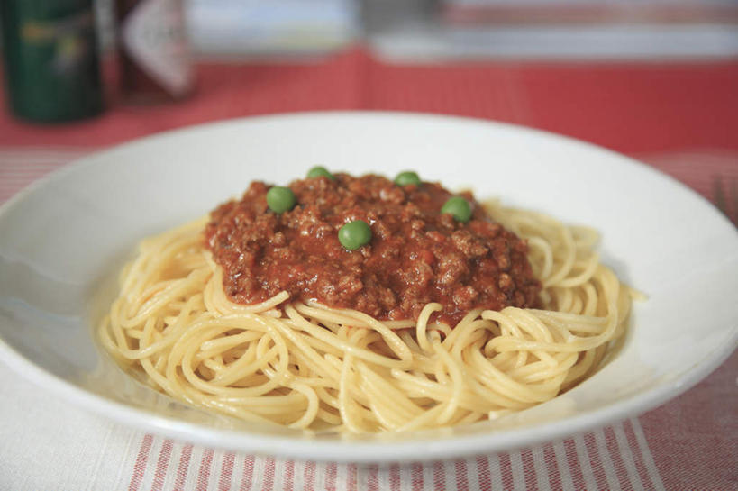 面食,面条,意大利面,无人,餐厅,横图,俯视,室内,特写,白天,西餐,餐桌,桌子,餐具,切碎,朦胧,模糊,碟子,盘,豆类,豌豆,调料,酱料,酱汁,面,肉,牛肉,料理,食品,调味品,调味料,酱,肉类,桌布,食物,盘子,碟,西式,餐台,肉食,进餐用具,烹调用具,彩图,高角度拍摄,餐馆,饭店,饭馆