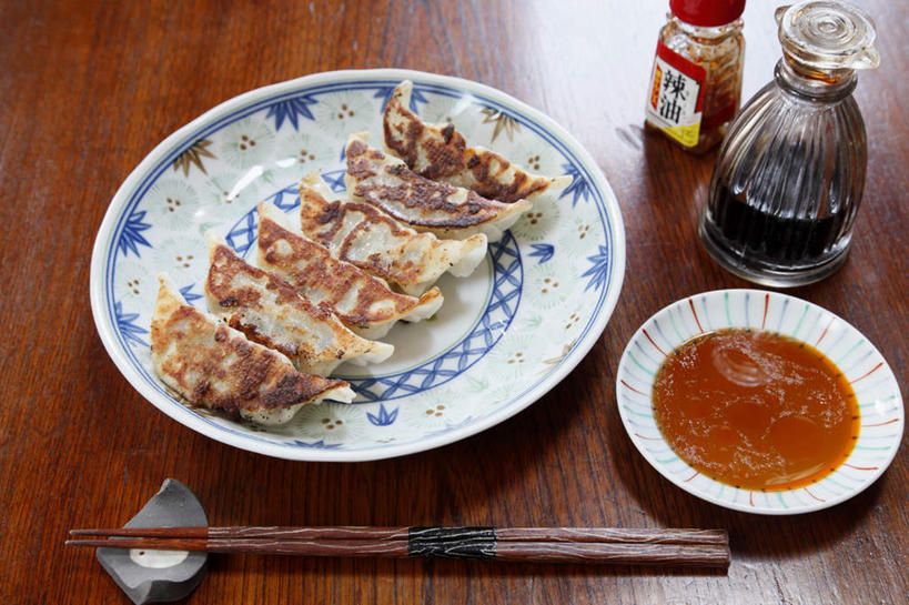 无人,餐厅,横图,俯视,室内,特写,白天,烹饪,中餐,餐桌,筷子,桌子,餐具,一排,许多,整齐,碟子,盘,醋,调料,酱料,酱汁,油炸,油炸食品,料理,食品,锅贴,煎饺,调味品,调味料,筷枕,菜肴,美食,食物,排列,盘子,碟,中式,佳肴,餐台,队列,进餐用具,烹调用具,彩图,高角度拍摄,餐馆,饭店,饭馆