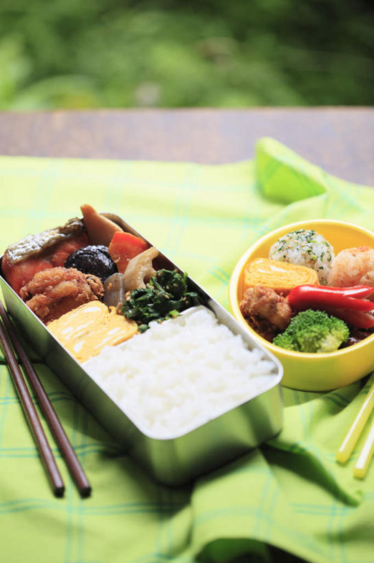 盒饭,米饭,饭团,无人,餐厅,竖图,俯视,室内,特写,白天,烹饪,餐桌,筷子,桌子,萝卜,胡萝卜,辣椒,蔬菜,西红柿,餐具,许多,饭盒,花菜,花椰菜,菌菇,西兰花,香菇,肉,蒸蛋,日本料理,料理,食品,饭,菌类,鸡腿,藕,菜肴,美食,肉类,食物,排列,藕片,日式料理,日式,食用菌,佳肴,餐台,五谷,队列,肉食,辣角,红海椒,大椒,辣虎,广椒,进餐用具,烹调用具,辣子,红萝卜,红辣椒,海椒,甘荀,番茄,番椒,彩图,高角度拍摄,餐馆,饭店,饭馆