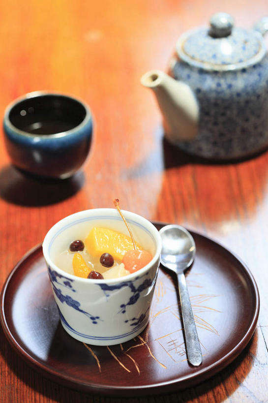 点心,无人,餐厅,竖图,俯视,室内,特写,白天,烹饪,餐桌,桌子,樱桃,杯子,餐具,托盘,碟子,壶,盘,勺子,红豆,日本料理,料理,食品,甜点,甜品,菜肴,美食,水壶,桌布,食物,糕点,盘子,茶壶,水杯,调羹,碟,汤匙,日式料理,甜食,日式,黄桃,佳肴,餐台,赤豆,茶杯,进餐用具,烹调用具,樱珠,莺桃,英桃,楔桃,牛桃,荆桃,彩图,高角度拍摄,餐馆,饭店,饭馆