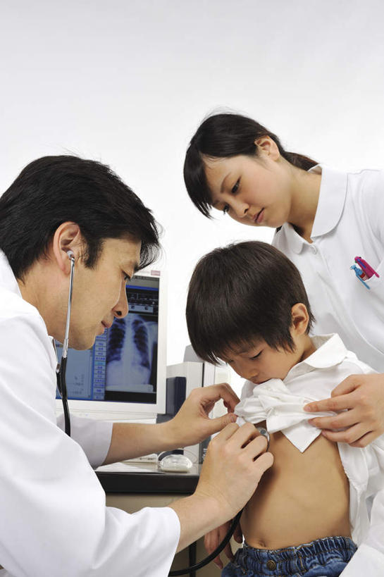 东方人,儿童,三个人,医生,护士,躺,笑,微笑,露齿笑,竖图,室内,白天,白色背景,正面,纯洁,亚洲,握,检查,拿,拿着,黄种人,小孩,病床,医护人员,医疗人员,可爱,童年,童趣,治疗,服务,握着,摄影,影棚,医疗设备,白衣天使,白大褂,童真,烂漫,无邪,服务型行业,护士长,卧着,天真,男孩,男人,男性,年轻男性,年轻女性,女人,女性,亚洲人,孩子,大夫,躺着,卧,半身,彩图,影棚拍摄,拍摄,男生