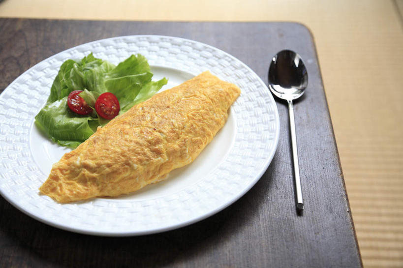 米饭,无人,餐厅,横图,俯视,室内,特写,白天,烹饪,餐桌,桌子,蔬菜,西红柿,杯子,餐具,切开,包裹,碟子,盘,勺子,青菜,生菜,蛋包饭,蛋皮,调料,酱料,酱汁,日本料理,料理,食品,饭,调味品,调味料,番茄酱,菜肴,美食,玻璃制品,桌布,食物,盘子,水杯,调羹,碟,汤匙,日式料理,切,日式,佳肴,餐台,五谷,剖面,切面,玻璃杯,进餐用具,烹调用具,番茄,彩图,高角度拍摄,餐馆,饭店,饭馆