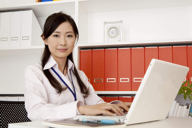 东方人,一个人,商务人士,商务女性,办公室,坐,横图,室内,白天,正面,电脑,笔记本电脑,柜子,家具,桌子,亚洲,仅一个年轻女性,仅一个女性,仅一个人,敲打,悬挂,套装,网络,材料,档案,文件,办公桌,墙,注视,黄种人,输入,通讯设备,墙壁,墙面,工作牌,资料,打字,观察,看,观看,点击,敲击,察看,无线,关注,文档,通信设备,商务装,无线网络,档案柜,无线上网,便携式电脑,工薪阶层,胸卡,按键,手提电脑,年轻女性,女人,女性,亚洲人,白领,上班族,坐着,半身,彩图