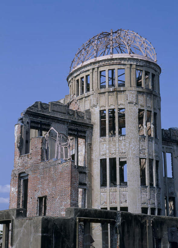 无人,竖图,室外,白天,仰视,旅游,度假,名胜古迹,窗户,地标,广岛县,日本,亚洲,阴影,遗迹,光线,影子,房屋,屋子,古迹,文物,娱乐,古建筑,楼房,玻璃窗,蓝色,蓝天,天空,阳光,天,享受,休闲,旅游胜地,放松,古文明,东亚,本州,本州岛,日本国,广岛和平纪念公园,広岛,中国地方,广岛和平纪念碑,广岛和平纪念馆,原爆纪念馆,原爆圆顶塔,原子弹爆炸圆顶屋,彩图,低角度拍摄,房子,标志性建筑