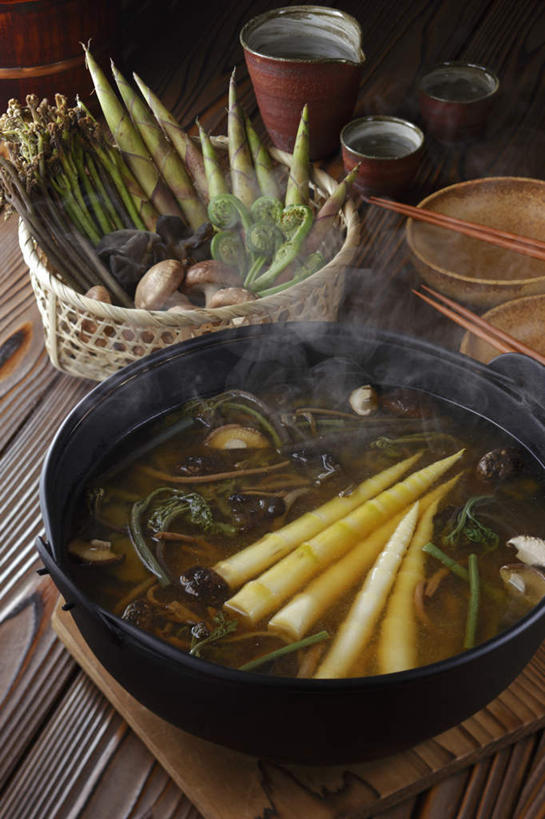 清酒,无人,餐厅,竖图,俯视,室内,特写,白天,烹饪,雾,餐桌,筷子,桌子,杯子,沸腾,蒸汽,菌菇,香菇,竹笋,汤,日本料理,料理,食品,水蒸气,蕨菜,菌类,汤锅,锅,火锅,木耳,菜肴,美食,酒,食物,酒杯,容器,竹筐,竹篮,碗,日式料理,日式,食用菌,佳肴,餐台,清酒杯,蕨类,日式火锅,彩图,高角度拍摄,餐馆,饭店,饭馆