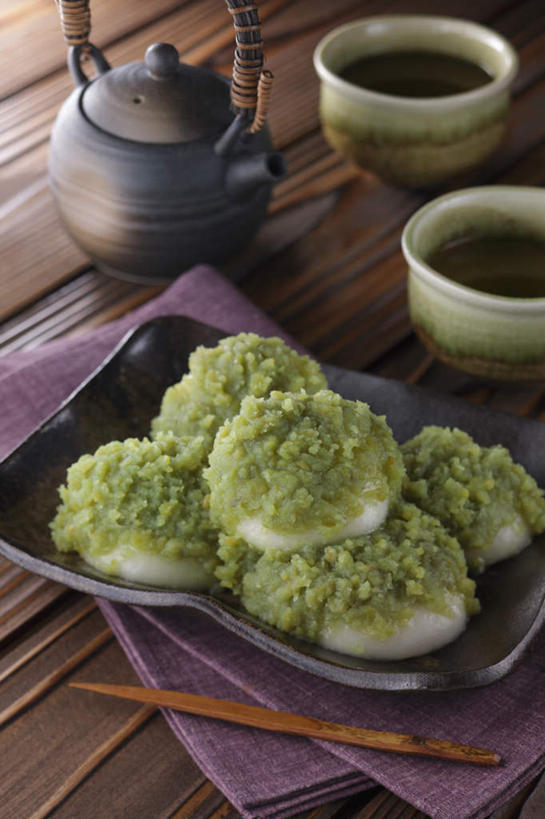 无人,餐厅,竖图,俯视,室内,特写,白天,烹饪,餐桌,桌子,杯子,餐具,五个,一堆,堆叠,堆积,碟子,棍子,壶,盘,日本料理,绿茶,抹茶,料理,食品,年糕,菜肴,美食,水壶,食物,盘子,餐巾,茶壶,水杯,碟,日式料理,日式,佳肴,餐台,堆,茶杯,彩图,高角度拍摄,餐馆,饭店,饭馆