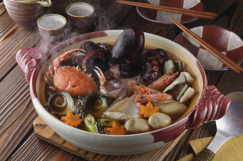 海鲜,清酒,无人,餐厅,横图,俯视,室内,特写,白天,烹饪,餐桌,筷子,桌子,章鱼,萝卜,胡萝卜,蔬菜,杯子,餐具,螃蟹,炖锅,勺子,汤,虾,日本料理,料理,食品,锅,火锅,水产,菜肴,美食,鱼丸,酒,食物,酒杯,调羹,汤匙,碗,日式料理,日式,佳肴,餐台,清酒杯,石吸,死牛,望潮,坐蛸,海产品,餐垫,日式火锅,进餐用具,烹调用具,石居,八爪鱼,红萝卜,甘荀,彩图,高角度拍摄,餐馆,饭店,饭馆