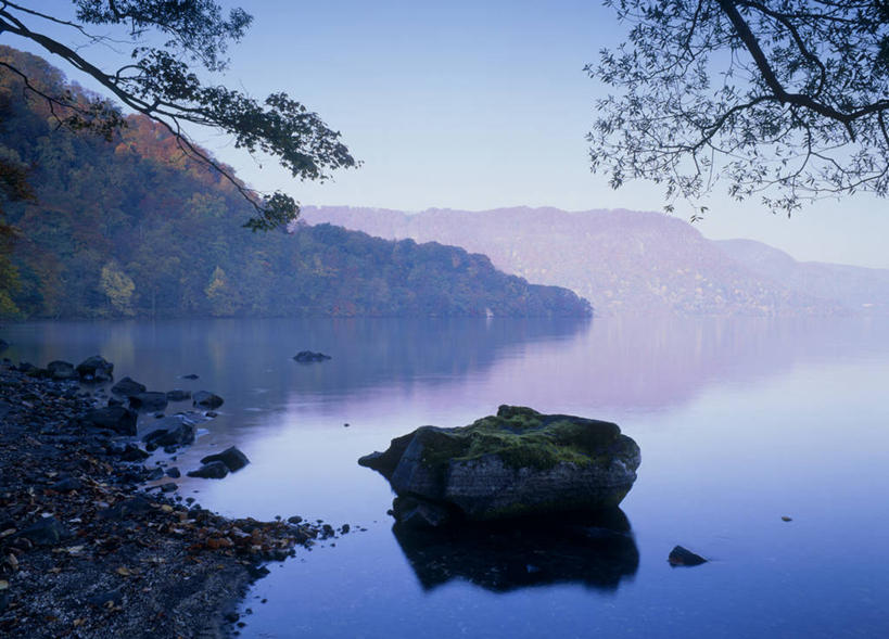 无人,公园,横图,室外,白天,正面,旅游,度假,湖,湖泊,石头,美景,森林,山,山脉,树林,水,植物,雾,秋田县,日本,亚洲,阴影,朦胧,模糊,光线,石子,影子,湖面,景观,山顶,山峰,水流,水面,山峦,娱乐,树,树木,蓝色,绿色,倒影,蓝天,天空,阳光,自然,湖水,群山,天,享受,休闲,景色,放松,生长,晴朗,成长,迷雾,倒映,自然风光,东亚,沉积岩,本州,万里无云,本州岛,日本国,秋田,岩手,岩手县,青森,青森县,东北地方,十和田八幡平国立公园,颠峰,极峰,反照,水成岩,石块,岩石,大雾,晴空,晴空万里,彩图