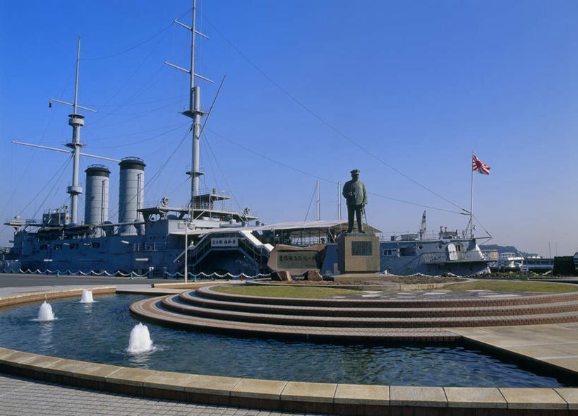 无人,广场,横图,室外,白天,正面,旅游,度假,水,楼梯,喷泉,指示牌,旗帜,雕塑,神奈川,日本,亚洲,阴影,光线,标志,雕像,文字,液体,影子,阶梯,水滴,神奈川县,娱乐,标识,台阶,蓝色,蓝天,天空,阳光,石碑,天,享受,休闲,放松,军舰,战舰,东亚,驱逐舰,战列舰,护卫舰,军用战舰,本州,战船,关东地方,本州岛,日本国,东乡平八郎,旗,彩图