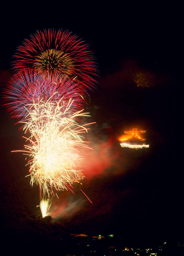 无人,竖图,室外,夜晚,正面,旅游,度假,指示牌,神奈川,日本,亚洲,标志,火焰,文字,神奈川县,娱乐,标识,红色,焰火,享受,休闲,放松,耀眼,篝火,中文,礼花,东亚,本州,关东地方,本州岛,日本国,中部地方,山梨,山梨县,烟花,彩图