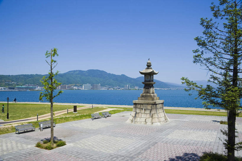 无人,横图,室外,白天,正面,旅游,度假,草地,草坪,湖,湖泊,美景,山,水,植物,日本,亚洲,阴影,光线,瓷砖,地砖,影子,湖面,景观,山峰,水流,水面,塔,地面,山峦,娱乐,草,树,树木,蓝色,绿色,蓝天,天空,阳光,自然,湖水,天,享受,休闲,景色,放松,生长,成长,自然风光,东亚,本州,本州岛,日本国,近畿地方,近畿,滋贺,滋贺县,琵琶湖,彩图