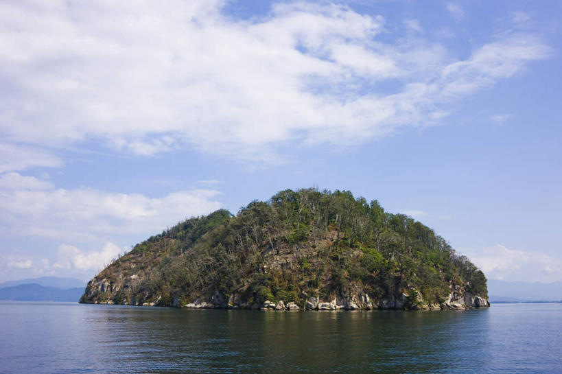 无人,横图,室外,白天,正面,旅游,度假,海浪,海洋,美景,山,树林,植物,日本,亚洲,阴影,光线,影子,岛,景观,浪花,山峰,小岛,云,云朵,山峦,云彩,娱乐,树,树木,蓝色,绿色,白云,蓝天,天空,阳光,自然,海水,天,享受,休闲,景色,放松,生长,成长,自然风光,海景,东亚,本州,本州岛,日本国,近畿地方,近畿,滋贺,滋贺县,大海,风浪,海,海水的波动,近岸浪,涌浪,彩图