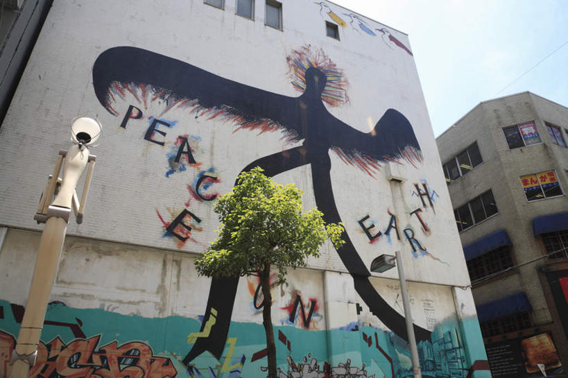 无人,高楼大厦,横图,室外,白天,仰视,旅游,度假,植物,大厦,建筑,路灯,摩天大楼,日本,亚洲,阴影,光线,英文,标志,文字,影子,字符,字母,云,云朵,灯光,云彩,娱乐,标识,海报,灯,树,树木,蓝色,绿色,白云,蓝天,天空,阳光,自然,天,享受,休闲,放松,大阪,生长,成长,英文字母,照明设备,一幅,东亚,本州,大阪府,本州岛,日本国,近畿地方,近畿,彩图,低角度拍摄,大楼,高层建筑,高楼,摩天楼