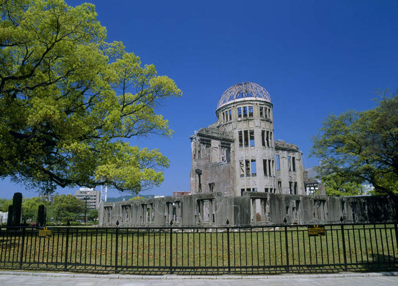 无人,公园,家,栏杆,横图,室外,白天,正面,旅游,度假,草地,草坪,名胜古迹,植物,地标,广岛县,日本,亚洲,阴影,遗迹,光线,影子,栅栏,房屋,屋子,篱笆,围栏,古迹,文物,娱乐,古建筑,护栏,楼房,住宅,草,树,树木,蓝色,绿色,蓝天,天空,阳光,自然,天,享受,休闲,旅游胜地,放松,生长,成长,古文明,东亚,本州,本州岛,日本国,广岛和平纪念公园,広岛,彩图,房子,标志性建筑